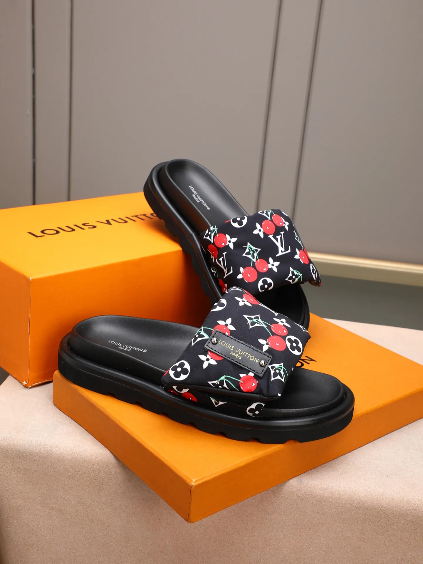 PP360 [LOUIS VUITTON] Louis Vuitton, LV printing, men's and women's slippers are on the market. The drawer box packaging comes with a cloth bag and a card. The upper pattern looks very soft and waxy, and it is a super versatile leg slimming tool. Fabric: imported denim/canvas/old fabric, LV hardware LOGO, official website pattern printing, comfortable to wear, feet: high-elastic PU water table. Sole: foam sole, heel height: about 5cm. Code number: 35-46, 35, 45, 46 are custom-made and non-returnable. Color: multiple colors and styles available.